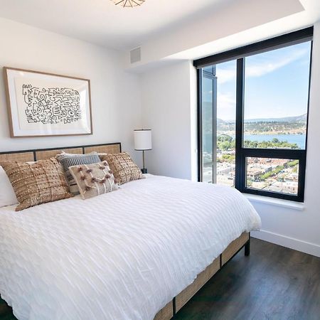 Awesome View 21 Two Bedroom One Bath Downtown Lake View Near Beach Kelowna Ngoại thất bức ảnh