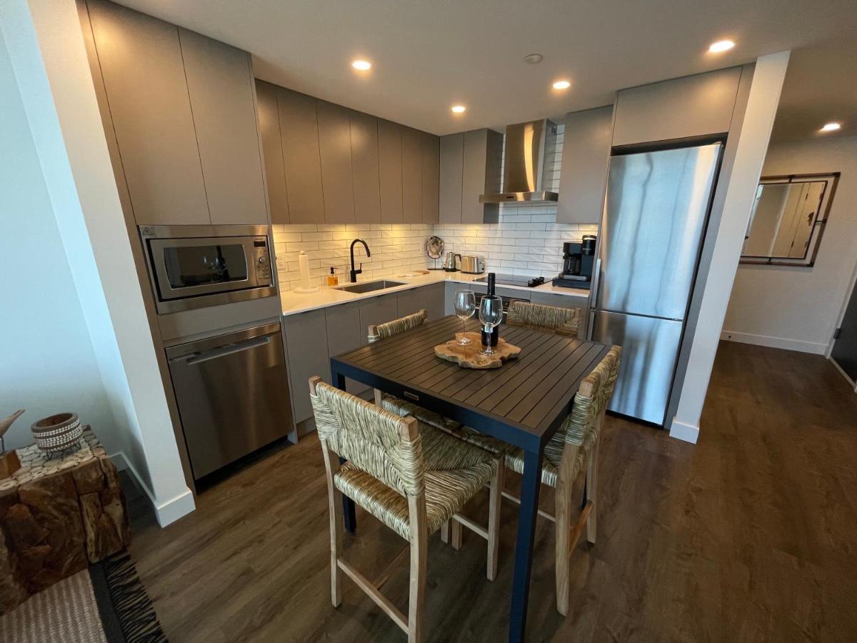 Awesome View 21 Two Bedroom One Bath Downtown Lake View Near Beach Kelowna Ngoại thất bức ảnh