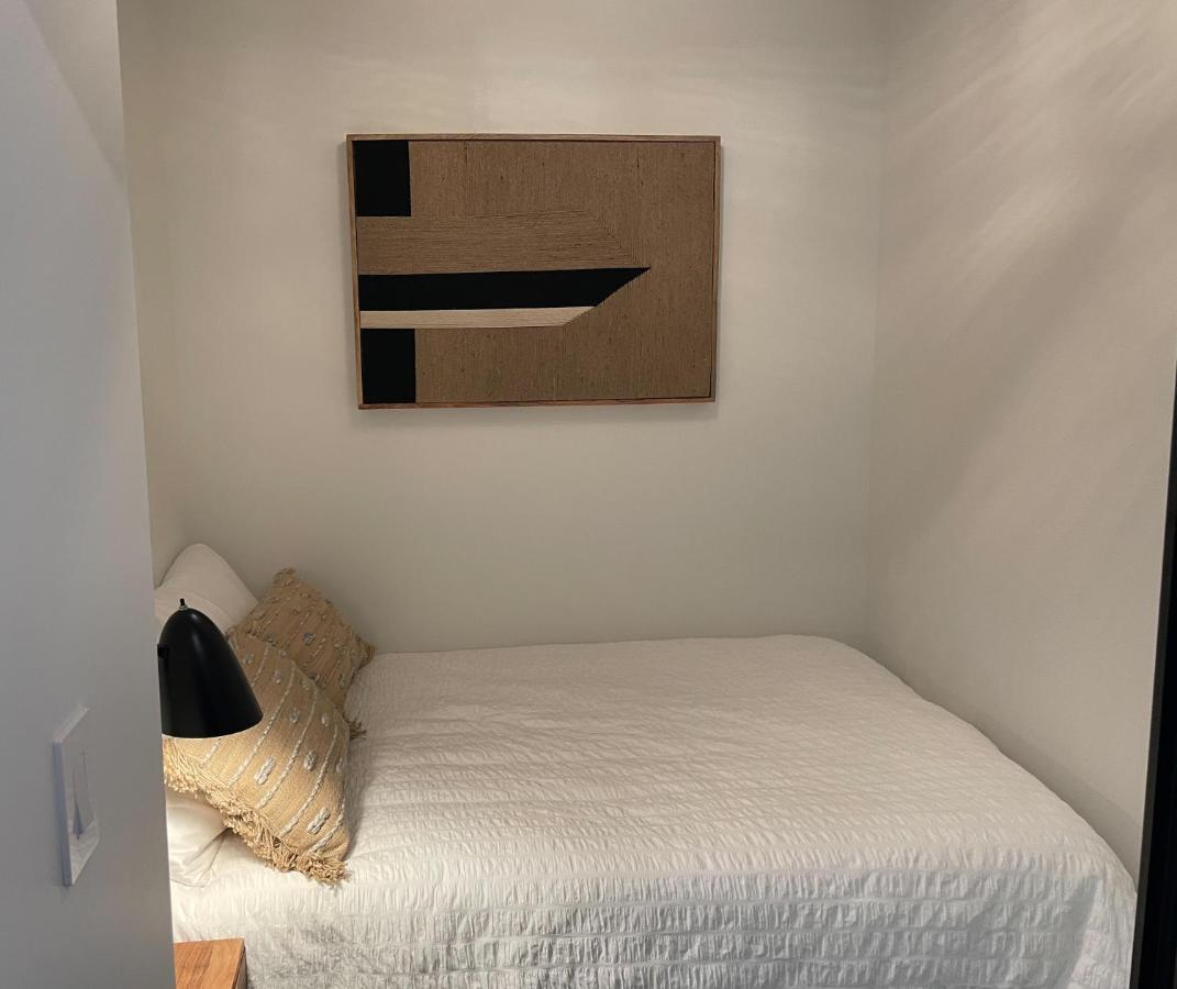 Awesome View 21 Two Bedroom One Bath Downtown Lake View Near Beach Kelowna Ngoại thất bức ảnh