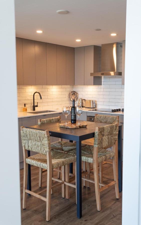 Awesome View 21 Two Bedroom One Bath Downtown Lake View Near Beach Kelowna Ngoại thất bức ảnh