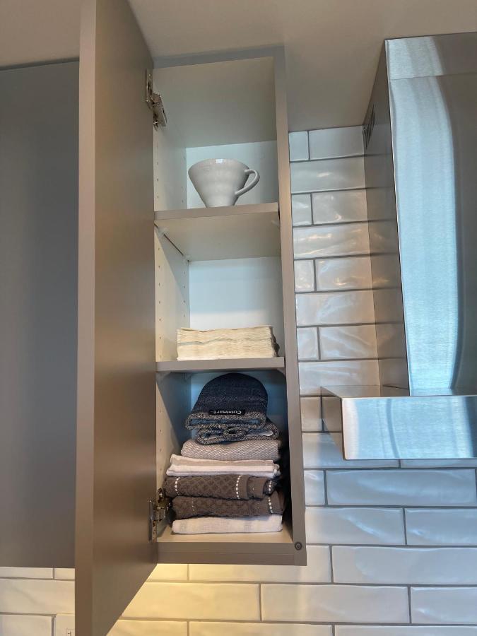 Awesome View 21 Two Bedroom One Bath Downtown Lake View Near Beach Kelowna Ngoại thất bức ảnh