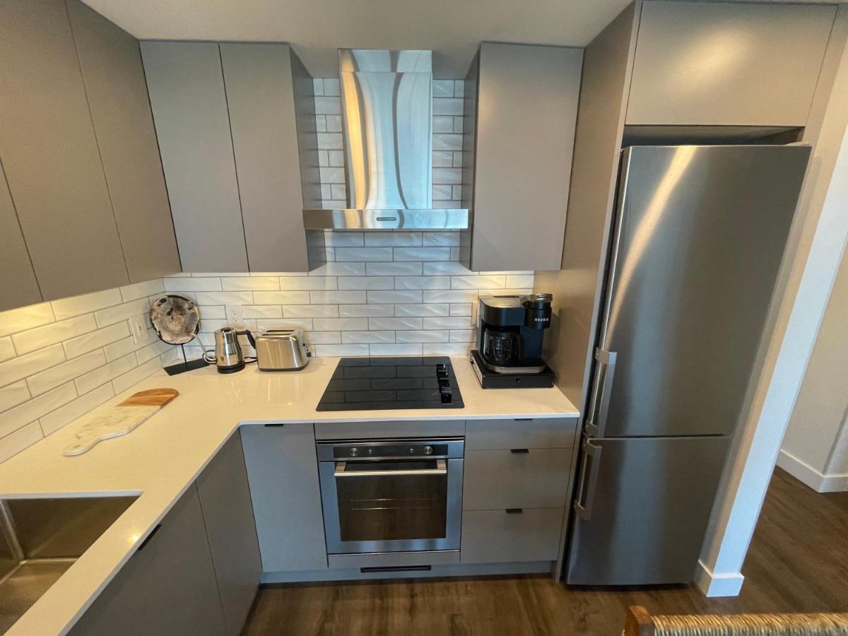 Awesome View 21 Two Bedroom One Bath Downtown Lake View Near Beach Kelowna Ngoại thất bức ảnh