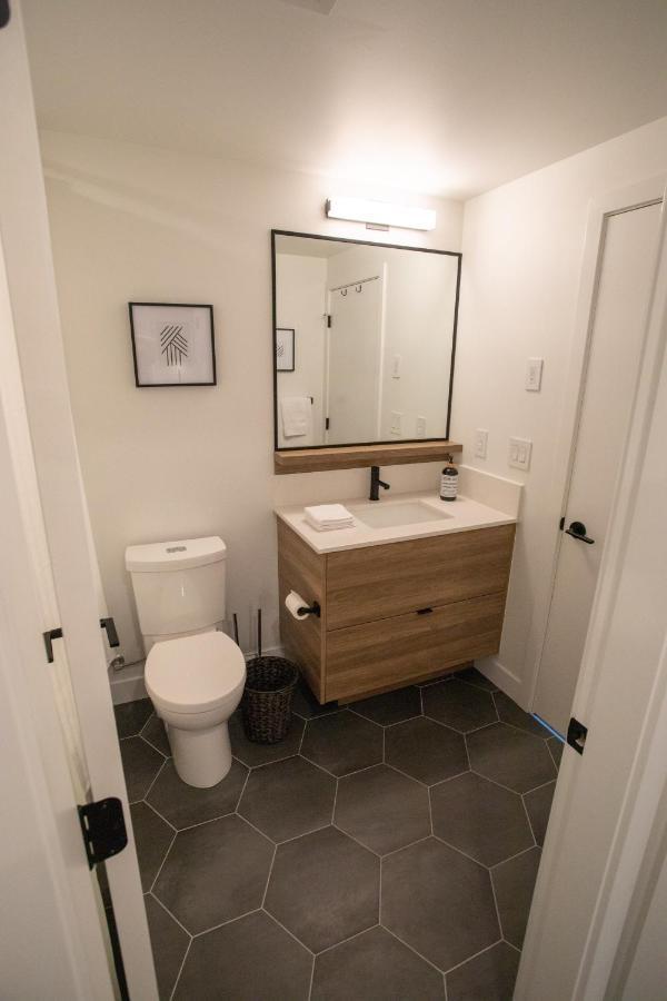 Awesome View 21 Two Bedroom One Bath Downtown Lake View Near Beach Kelowna Ngoại thất bức ảnh