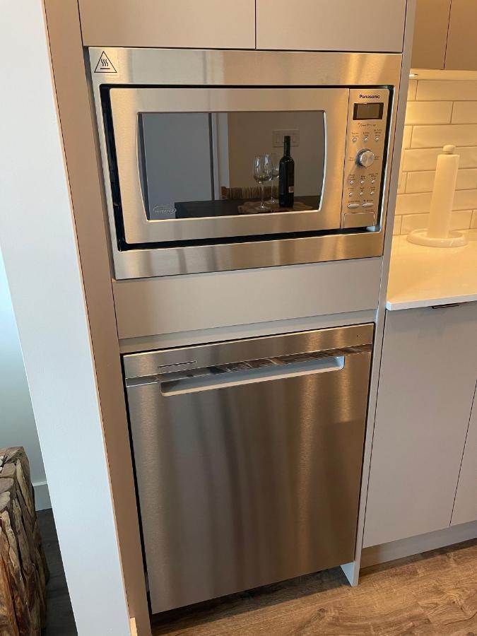 Awesome View 21 Two Bedroom One Bath Downtown Lake View Near Beach Kelowna Ngoại thất bức ảnh